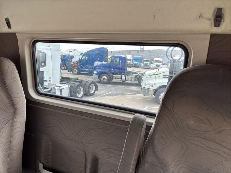 2016  VOLVO  T/A DAYCAB