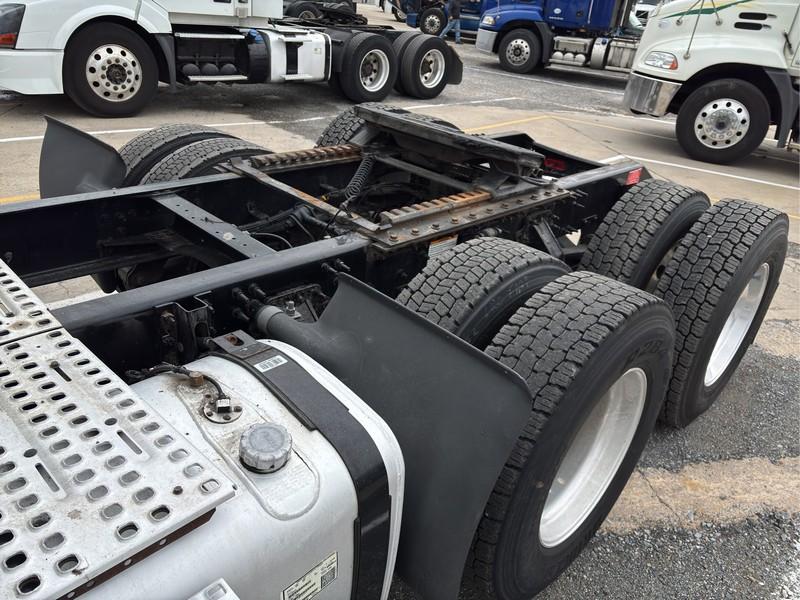 2016  VOLVO  T/A DAYCAB