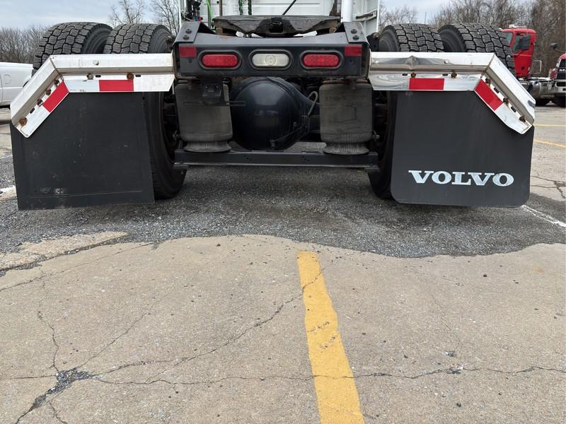 2016  VOLVO  T/A DAYCAB
