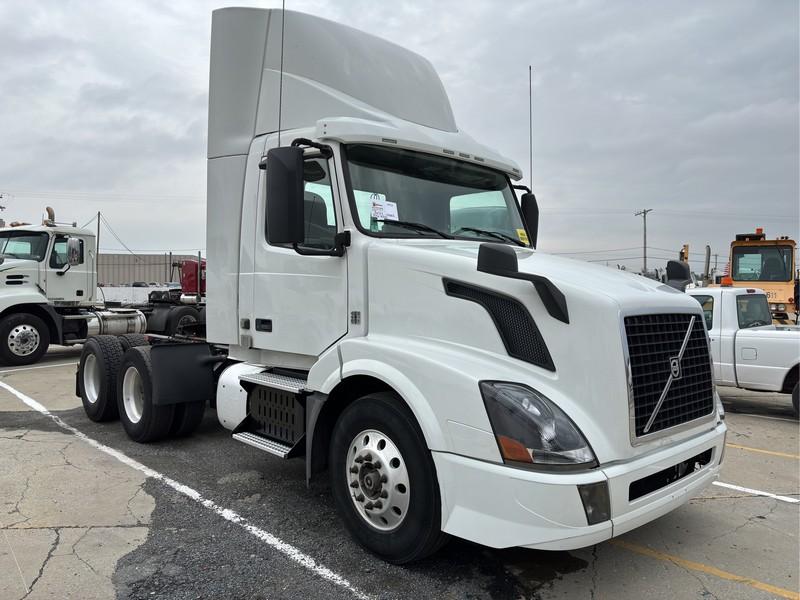2016  VOLVO  T/A DAYCAB