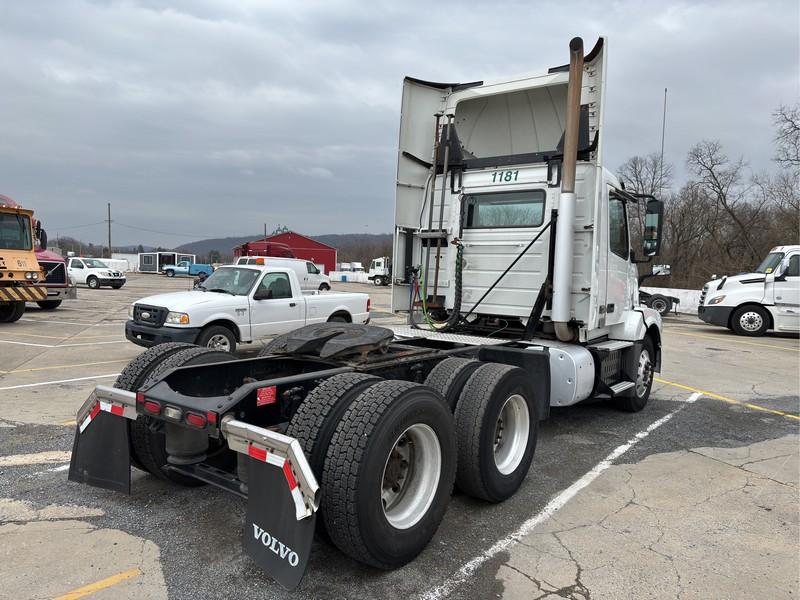 2016  VOLVO  T/A DAYCAB