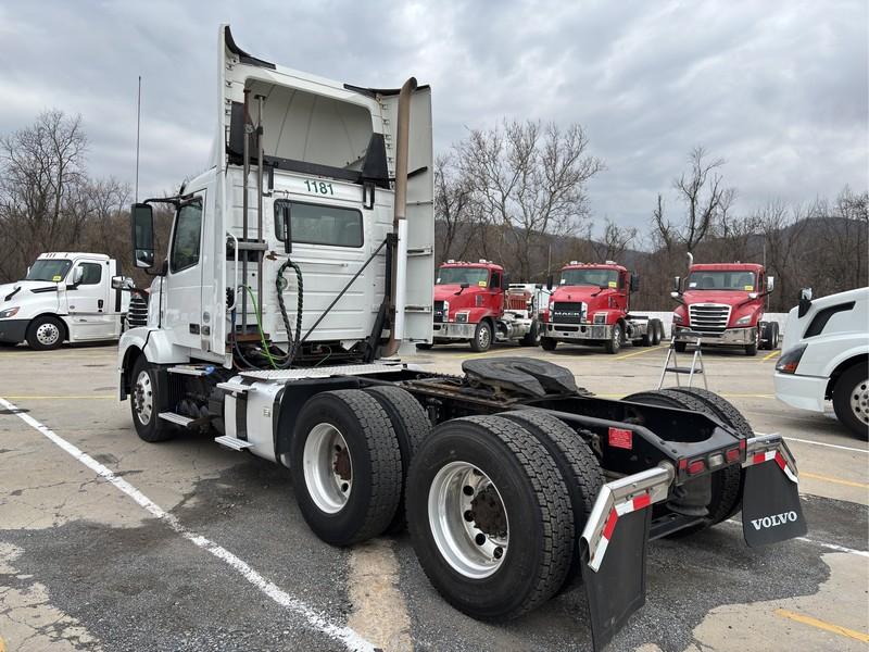 2016  VOLVO  T/A DAYCAB
