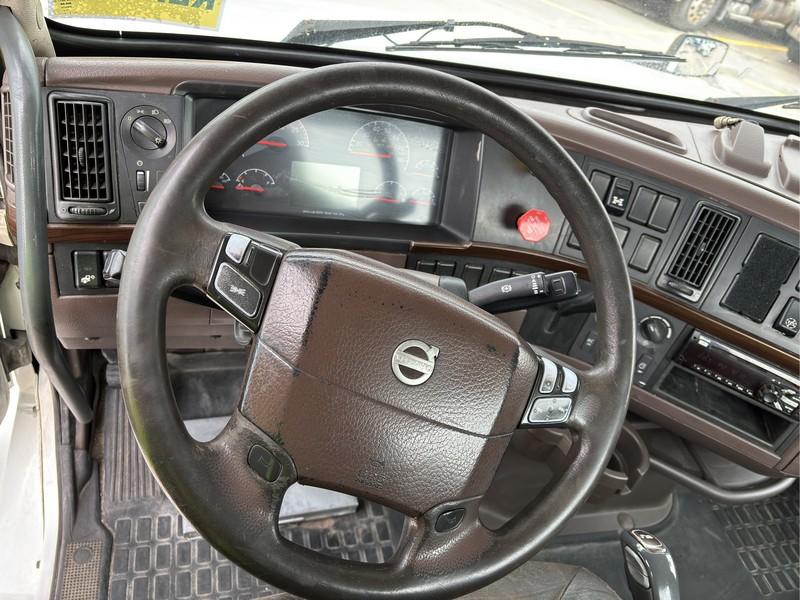 2016  VOLVO  T/A DAYCAB