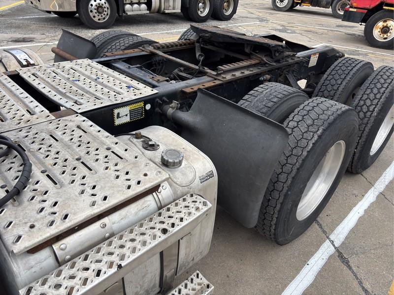 2013  MACK  CXU613  T/A DAYCAB