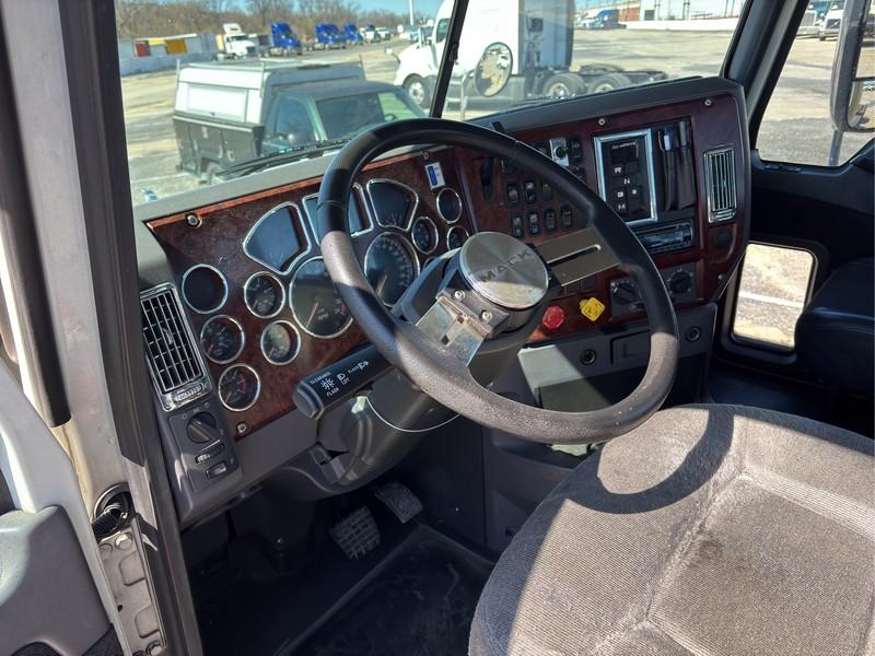 2012  MACK  CXU613  T/A DAYCAB