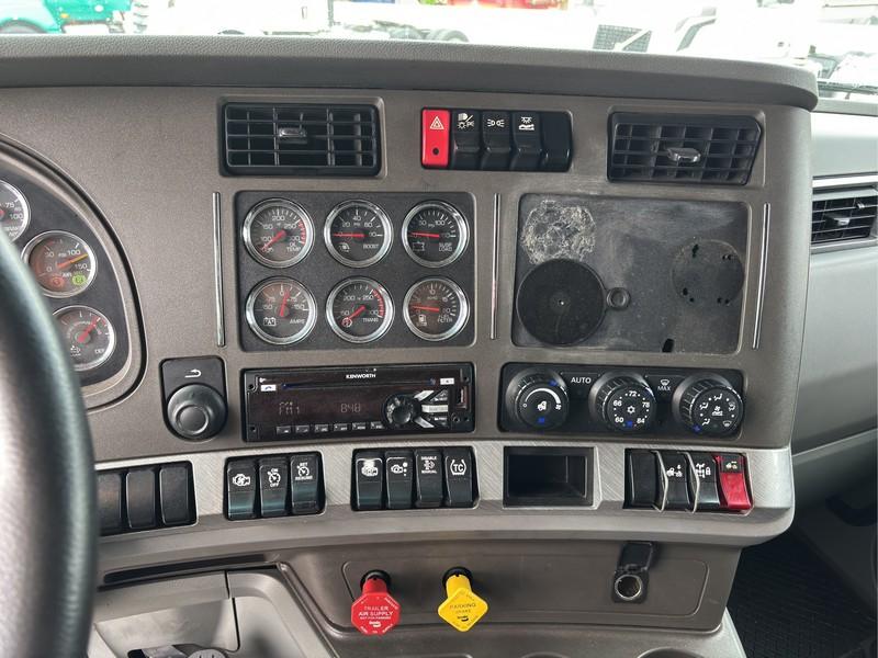 2015  KENWORTH  T680  T/A 6x2 SLEEPER