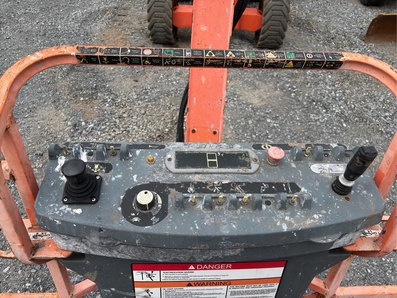 JLG  800A  MANLIFT
