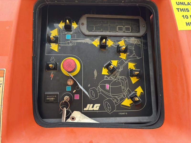 JLG  800A  MANLIFT