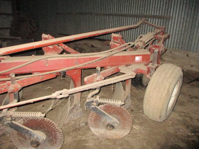 International Harvester 720 Plow