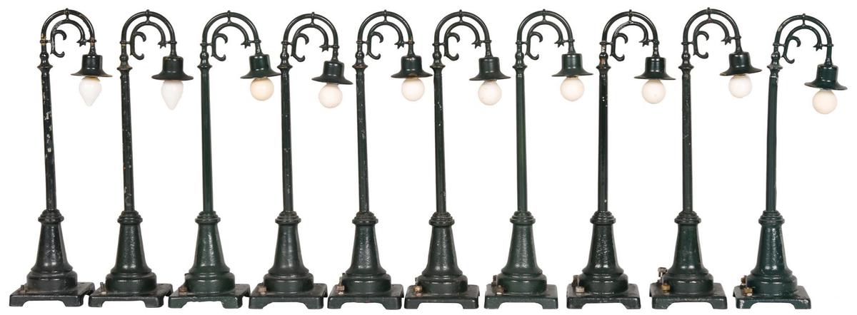 10-Lionel Lamp Post
