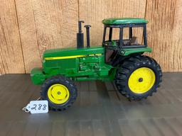 JD 4955 MFWD Tractor - Right side decal missing