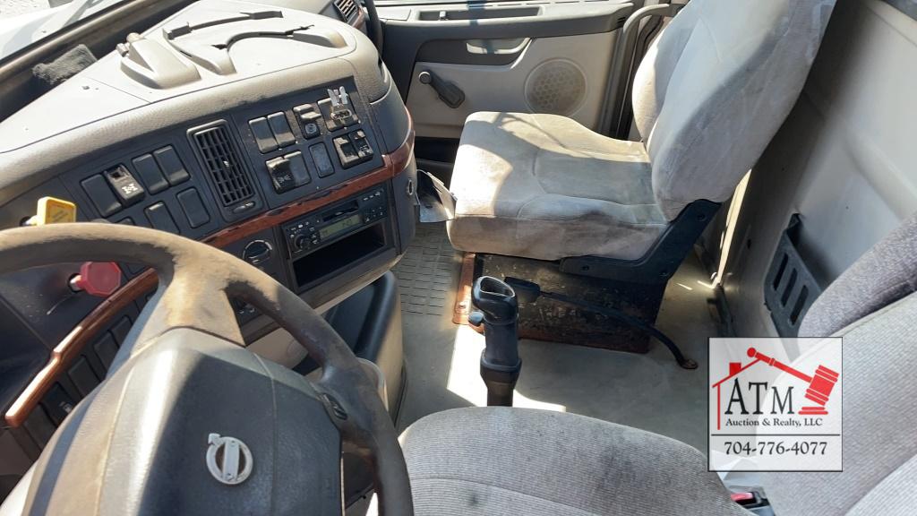 2004 Volvo VNM Day Cab