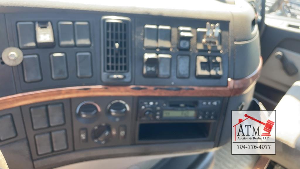 2004 Volvo VNM Day Cab