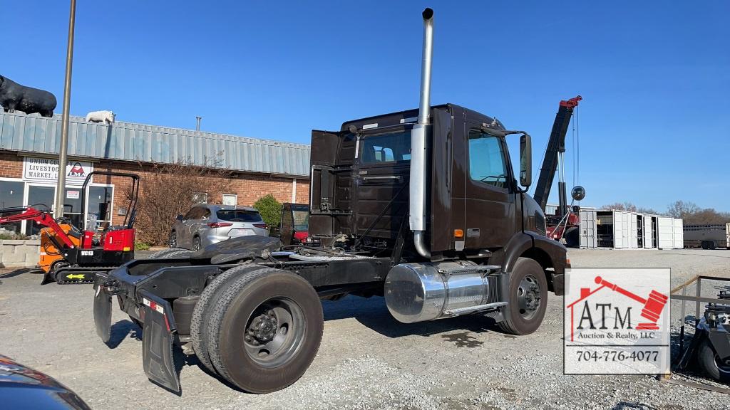 2006 Volvo VNM Day Cab