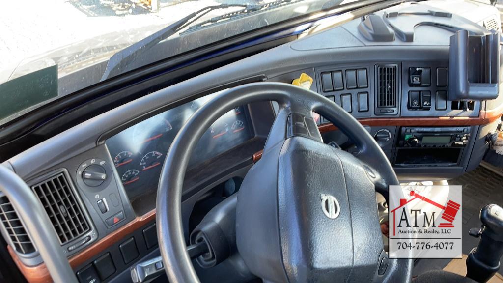 2006 Volvo VNM Day Cab