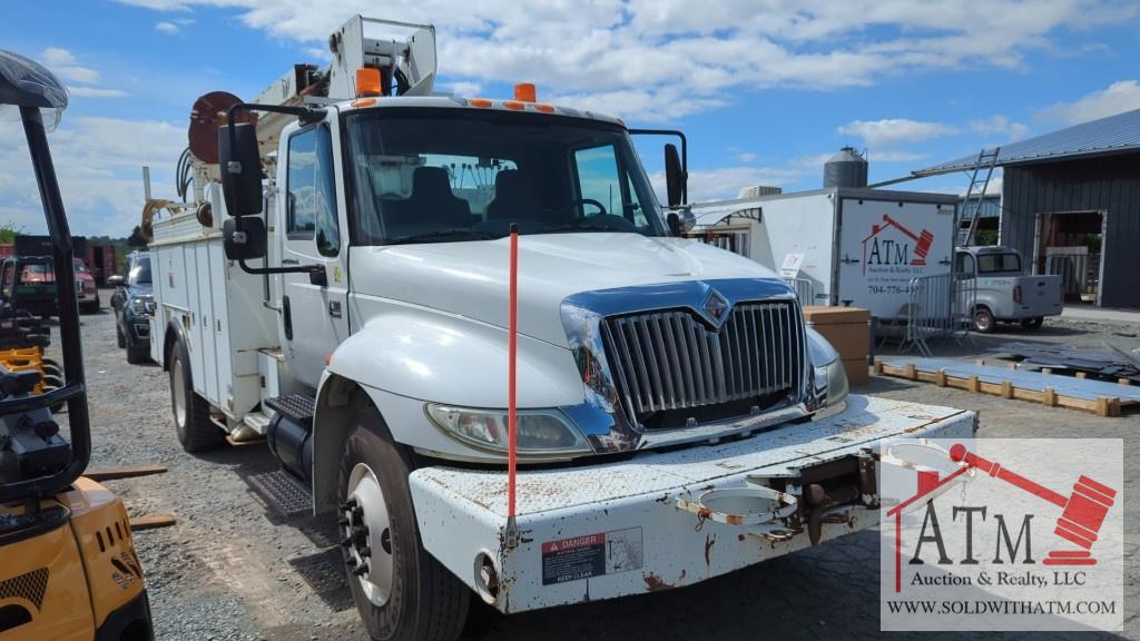 2002 International 4300 Derrick Digger