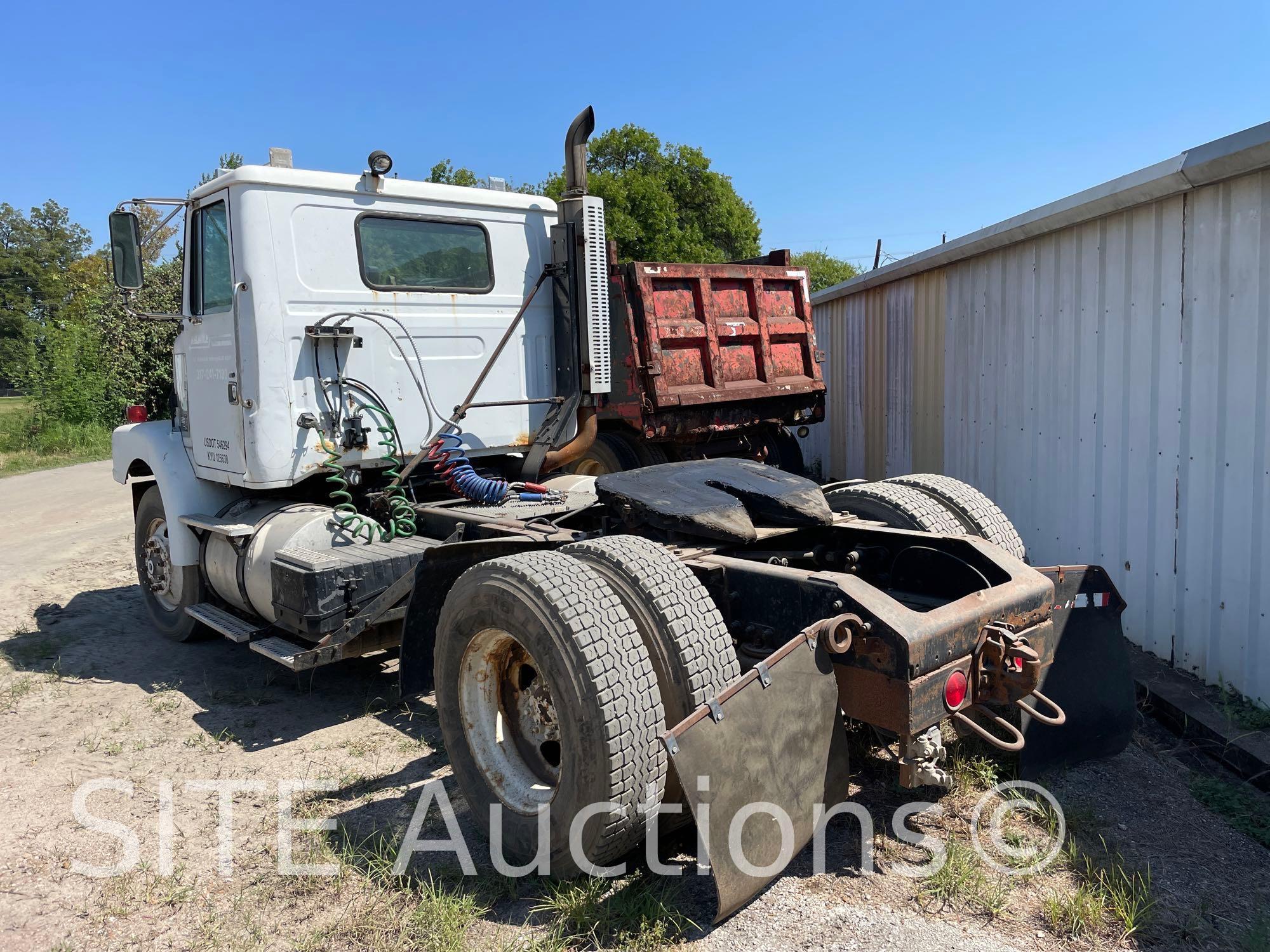 1996 Volvo WG42T S/A Daycab Truck Tractor