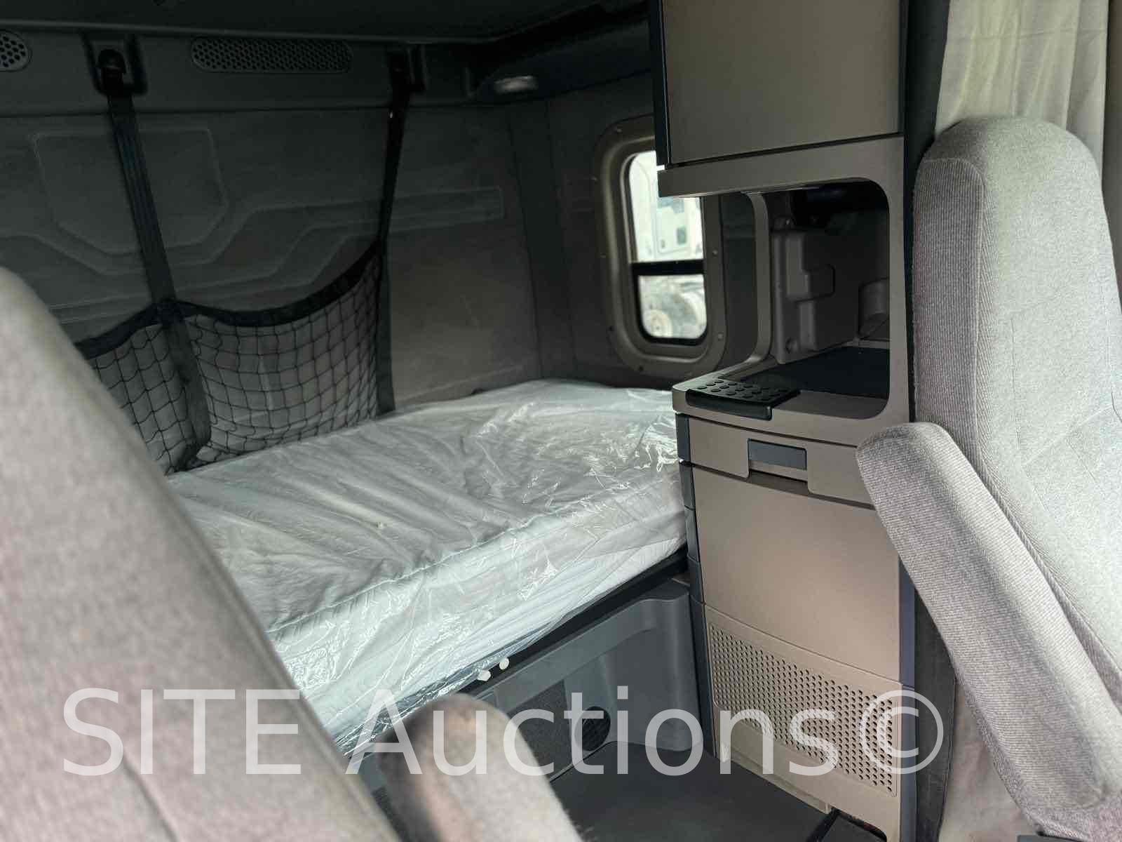 2017 Freightliner Cascadia T/A Sleeper Truck Tractor