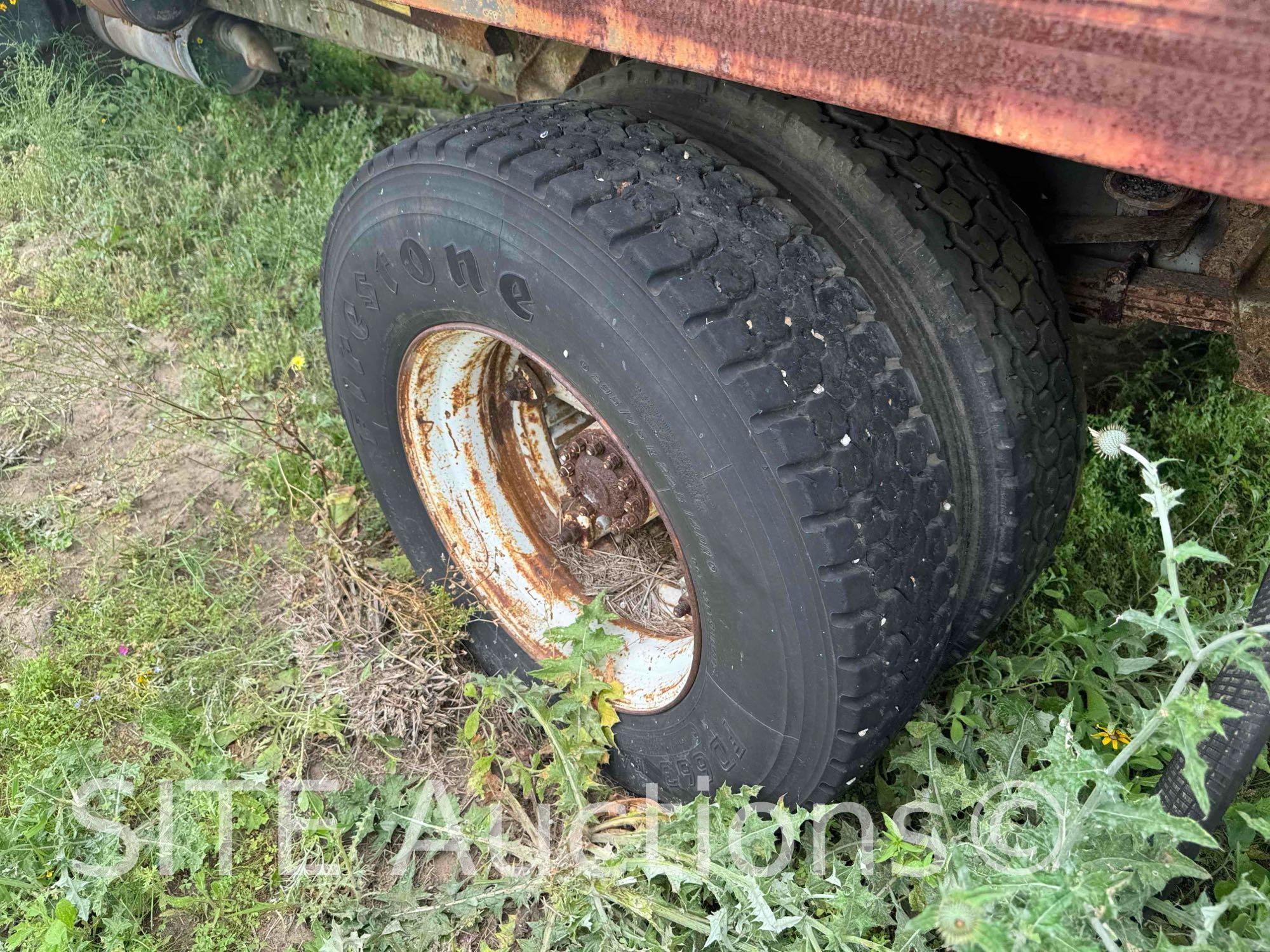 1996 Ford F700 S/A Dump Truck