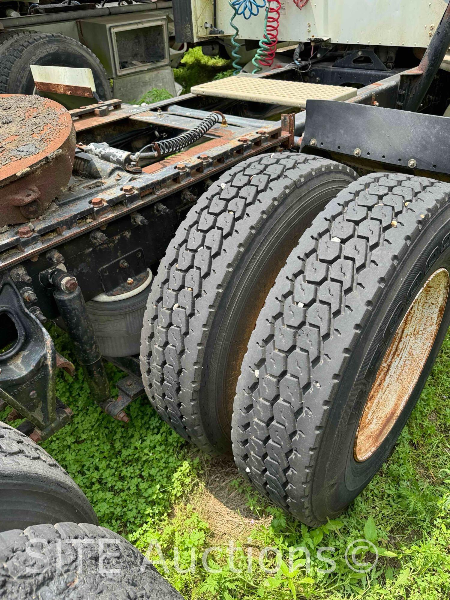 2001 International 9200i T/A Sleeper Truck Tractor