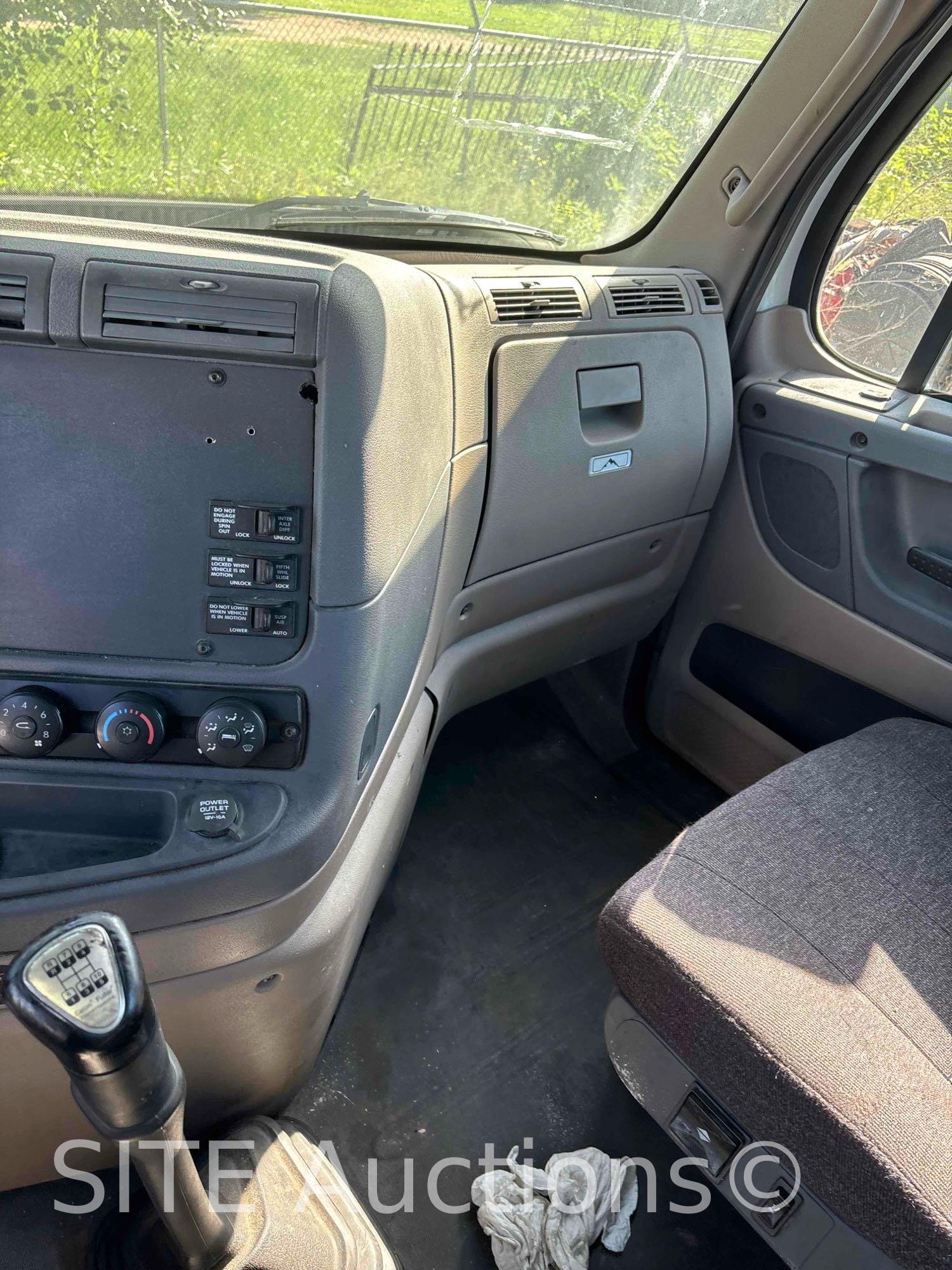 2013 Freightliner Cascadia T/A Daycab Truck Tractor