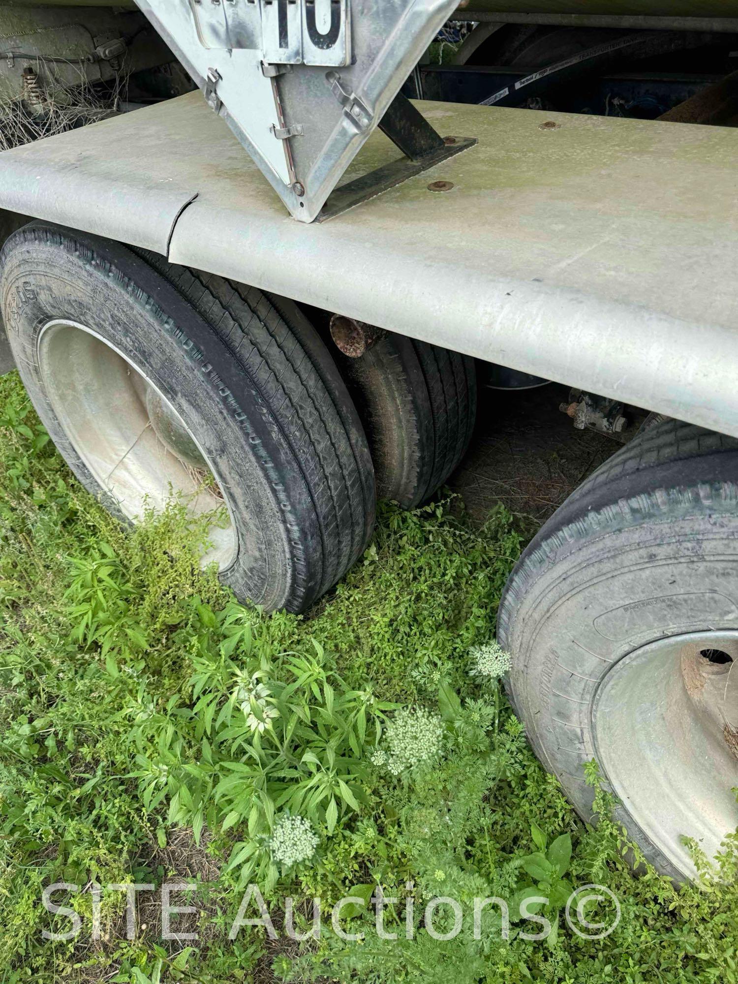 2005 Freightliner Columbia T/A Fuel Truck