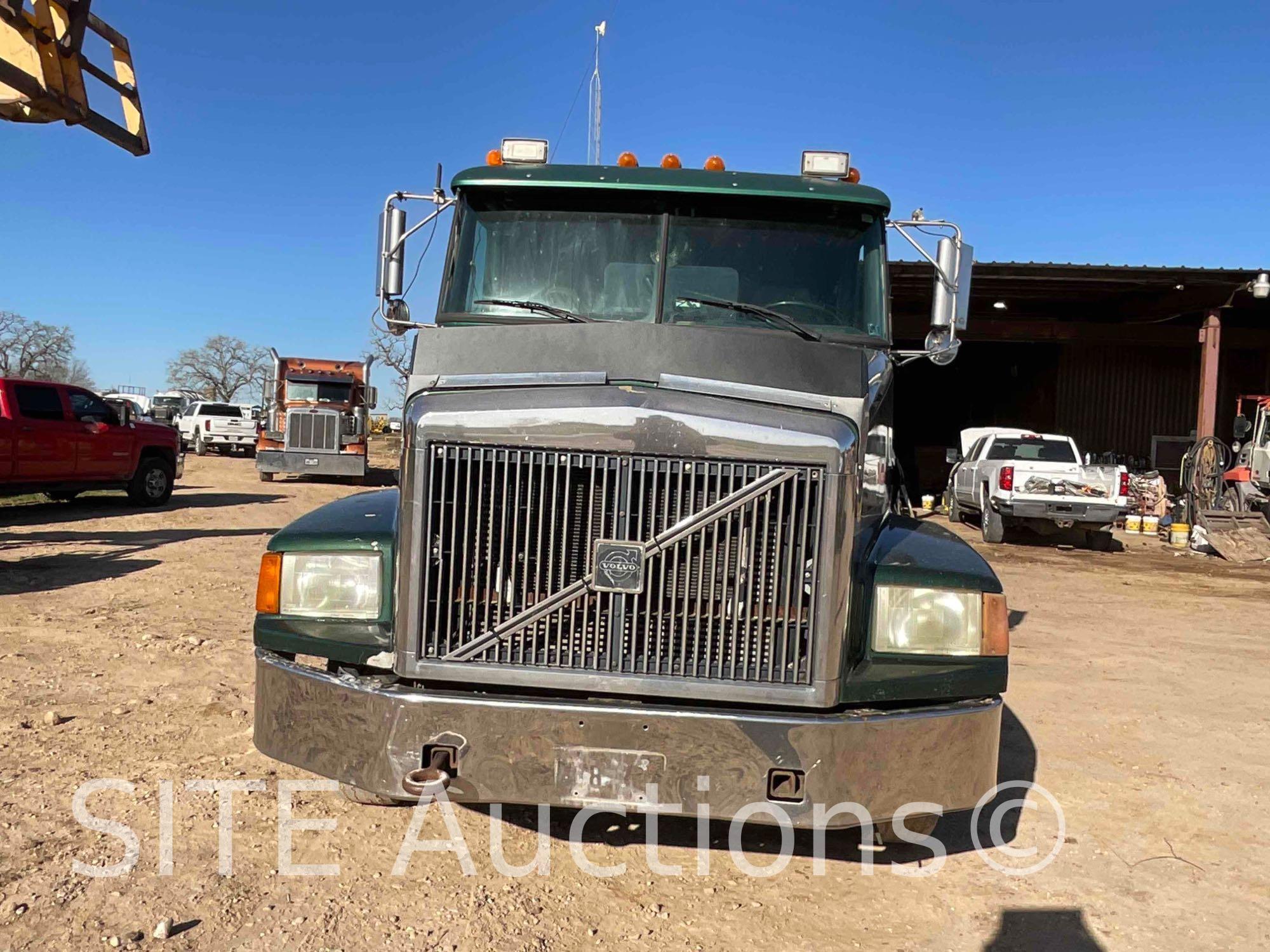 1996 Volvo WCA T/A Daycab Truck Tractor