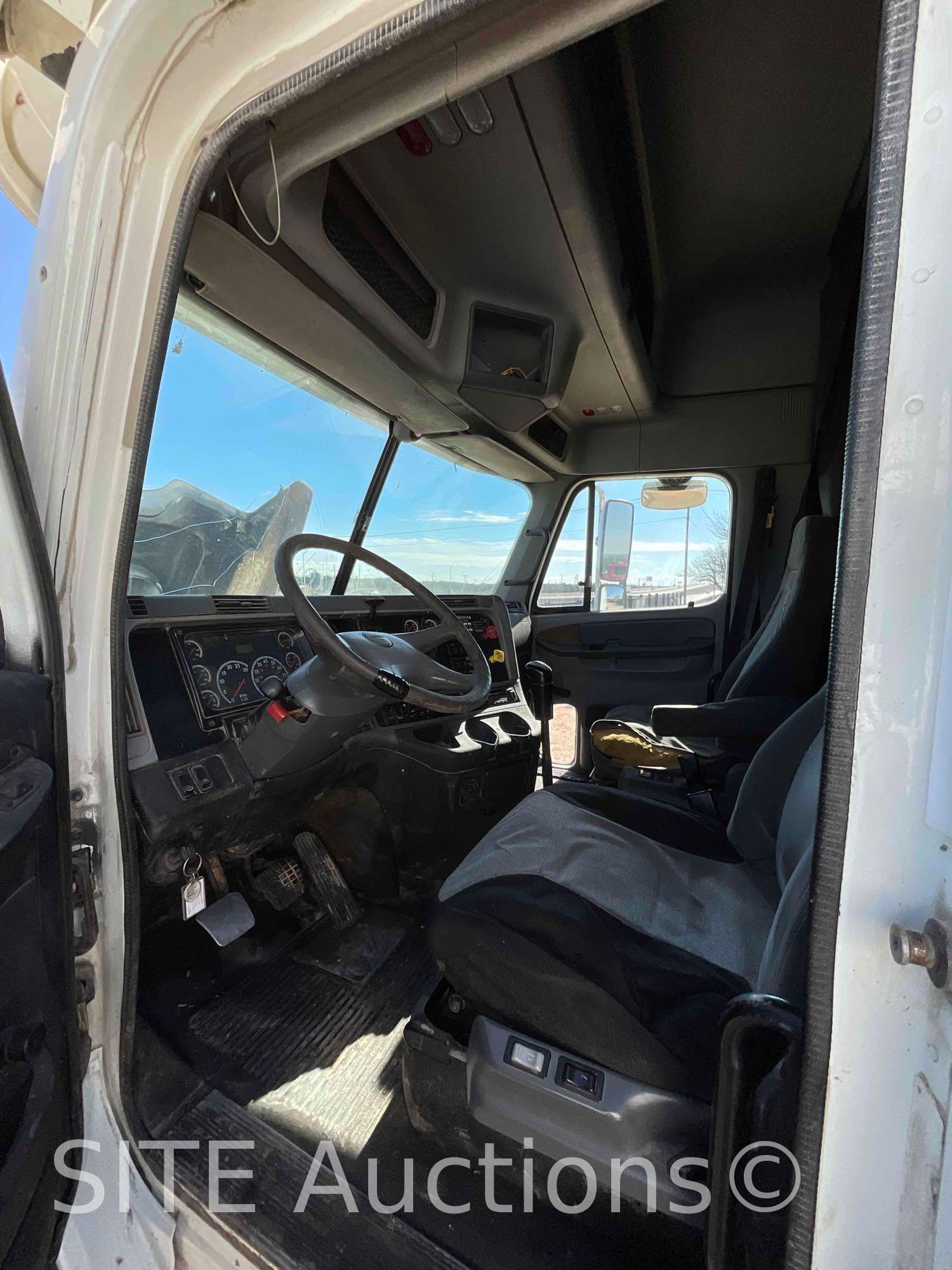 2004 Freightliner Columbia T/A Sleeper Truck Tractor