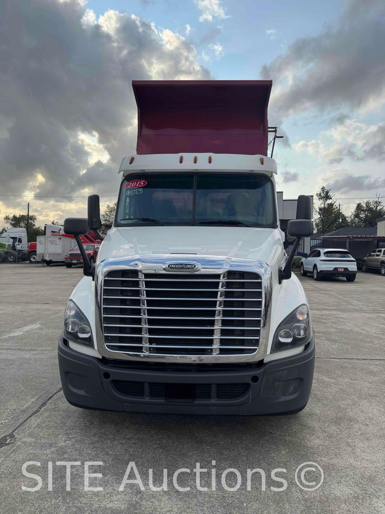 2015 Freightliner T/A Dump Truck