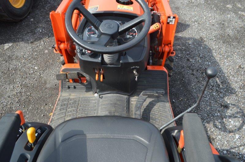 Kubota B2601 w/ LA434 loader, hydro, 4wd, 21 hrs, 540 pto, 3pt, toplink, open station, (like new)
