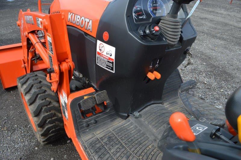 Kubota B2601 w/ LA434 loader, hydro, 4wd, 21 hrs, 540 pto, 3pt, toplink, open station, (like new)