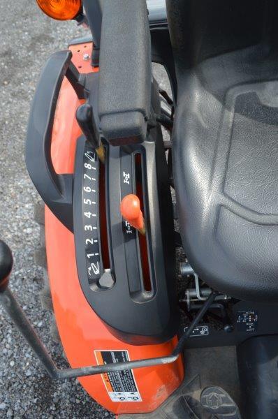 Kubota B2601 w/ LA434 loader, hydro, 4wd, 21 hrs, 540 pto, 3pt, toplink, open station, (like new)