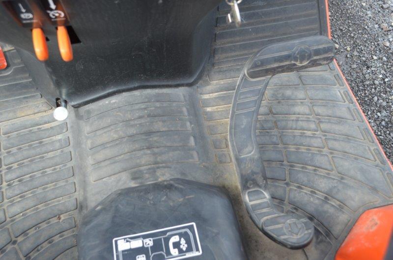 Kubota B2601 w/ LA434 loader, hydro, 4wd, 21 hrs, 540 pto, 3pt, toplink, open station, (like new)