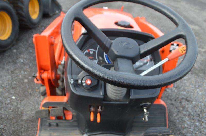 Kubota B2601 w/ LA434 loader, hydro, 4wd, 21 hrs, 540 pto, 3pt, toplink, open station, (like new)
