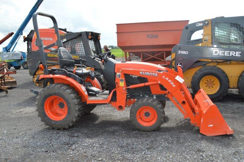 Kubota B2601 w/ LA434 loader, hydro, 4wd, 21 hrs, 540 pto, 3pt, toplink, open station, (like new)
