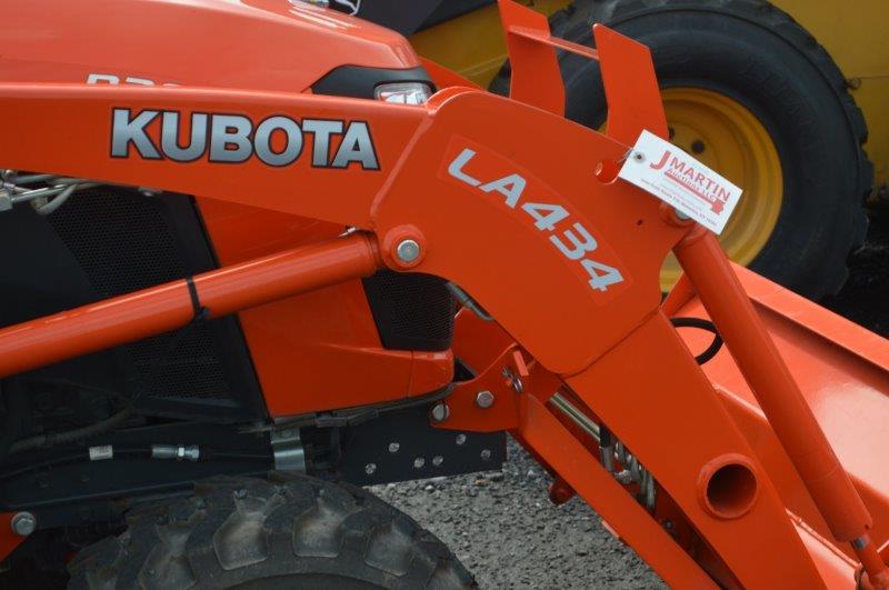 Kubota B2601 w/ LA434 loader, hydro, 4wd, 21 hrs, 540 pto, 3pt, toplink, open station, (like new)