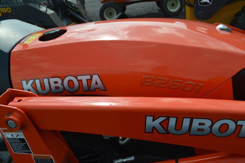 Kubota B2601 w/ LA434 loader, hydro, 4wd, 21 hrs, 540 pto, 3pt, toplink, open station, (like new)