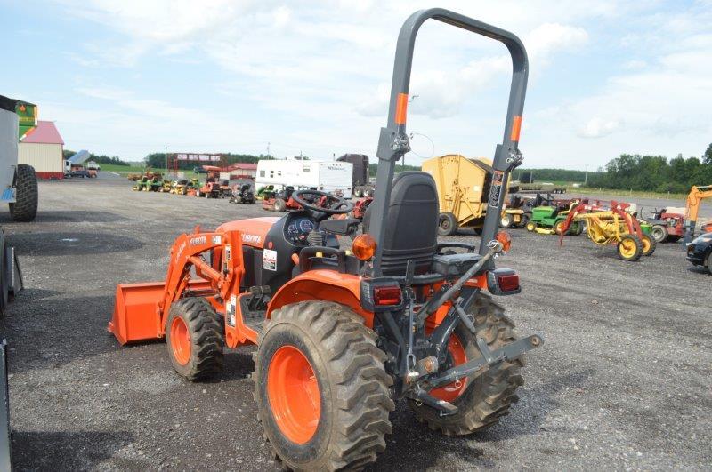 Kubota B2601 w/ LA434 loader, hydro, 4wd, 21 hrs, 540 pto, 3pt, toplink, open station, (like new)