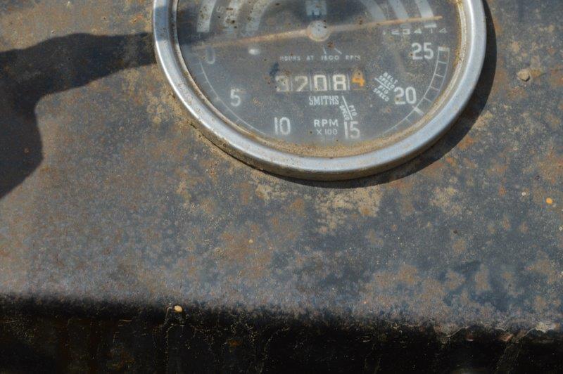 IH 3414 w/ 3pt, open station, 4sp w/ hi/low, loader, 6' bucket, 16.9-24 rear rubber