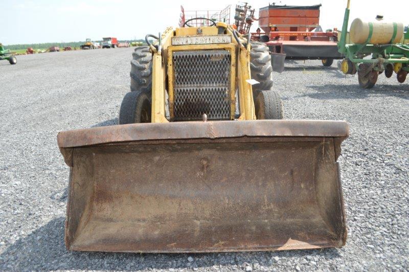 IH 3414 w/ 3pt, open station, 4sp w/ hi/low, loader, 6' bucket, 16.9-24 rear rubber