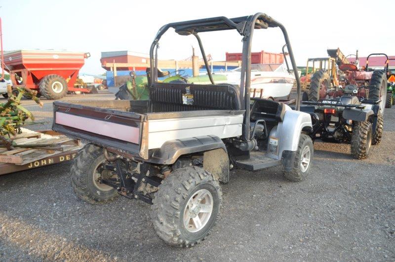 '09 JD 620I Special Edition gator, 4wd, 684 hrs, manual dumping bed, lights