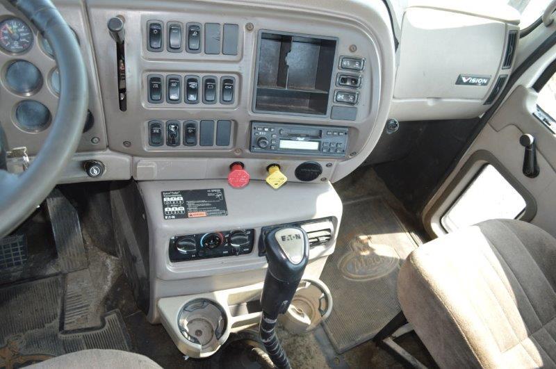 '04 Mack Vision CX613 semi tractor w/ 357,025 miles, Eaton Fuller 10 speed trans, 427 Mack motor, VI