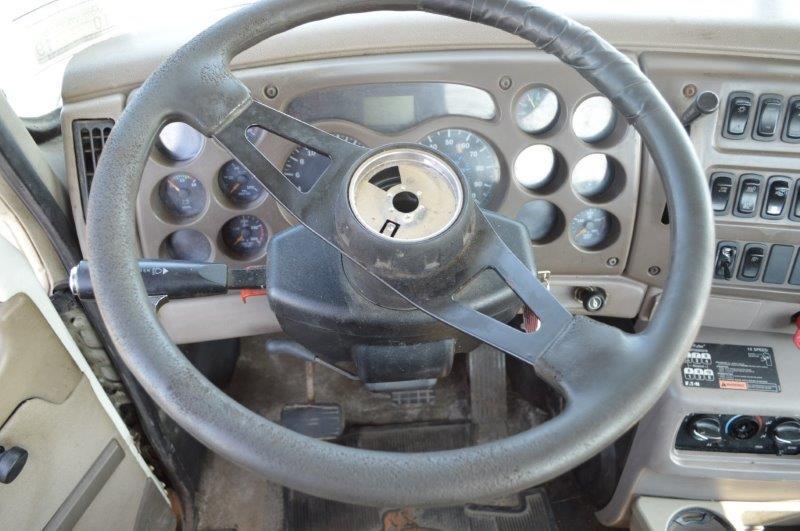 '04 Mack Vision CX613 semi tractor w/ 357,025 miles, Eaton Fuller 10 speed trans, 427 Mack motor, VI