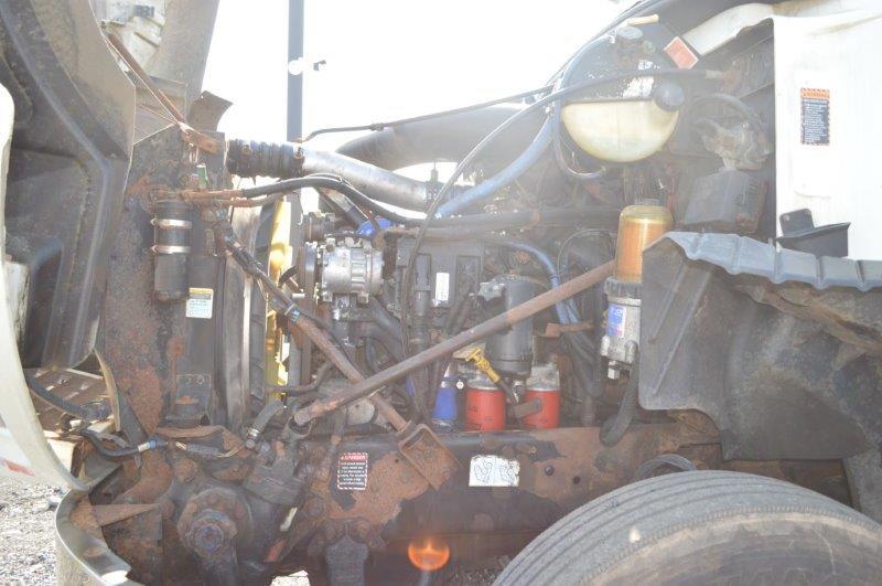 '04 Mack Vision CX613 semi tractor w/ 357,025 miles, Eaton Fuller 10 speed trans, 427 Mack motor, VI
