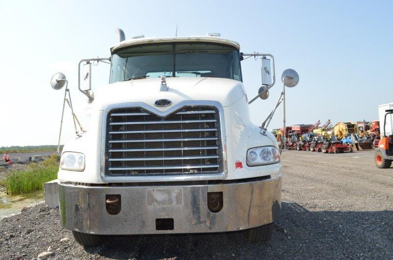 '04 Mack Vision CX613 semi tractor w/ 357,025 miles, Eaton Fuller 10 speed trans, 427 Mack motor, VI