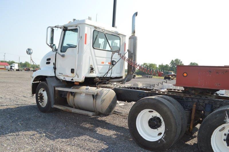 '04 Mack Vision CX613 semi tractor w/ 357,025 miles, Eaton Fuller 10 speed trans, 427 Mack motor, VI