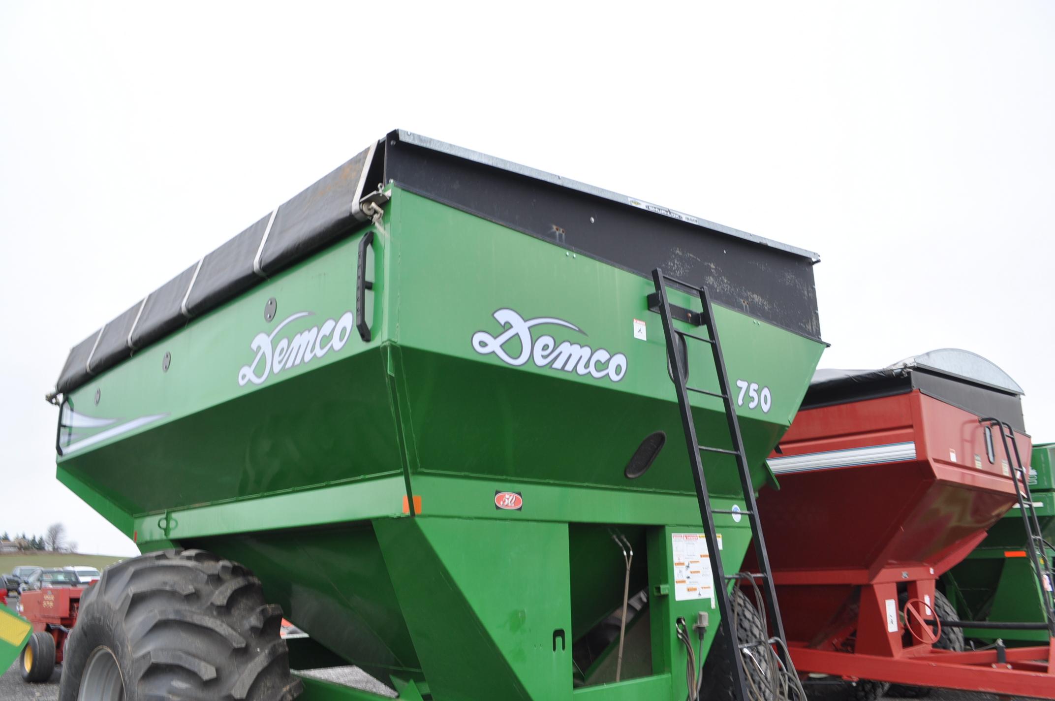 Demco 750 grain buggy w/ roll tarp, corner auger, 30.5L-32 rubber (very little use)