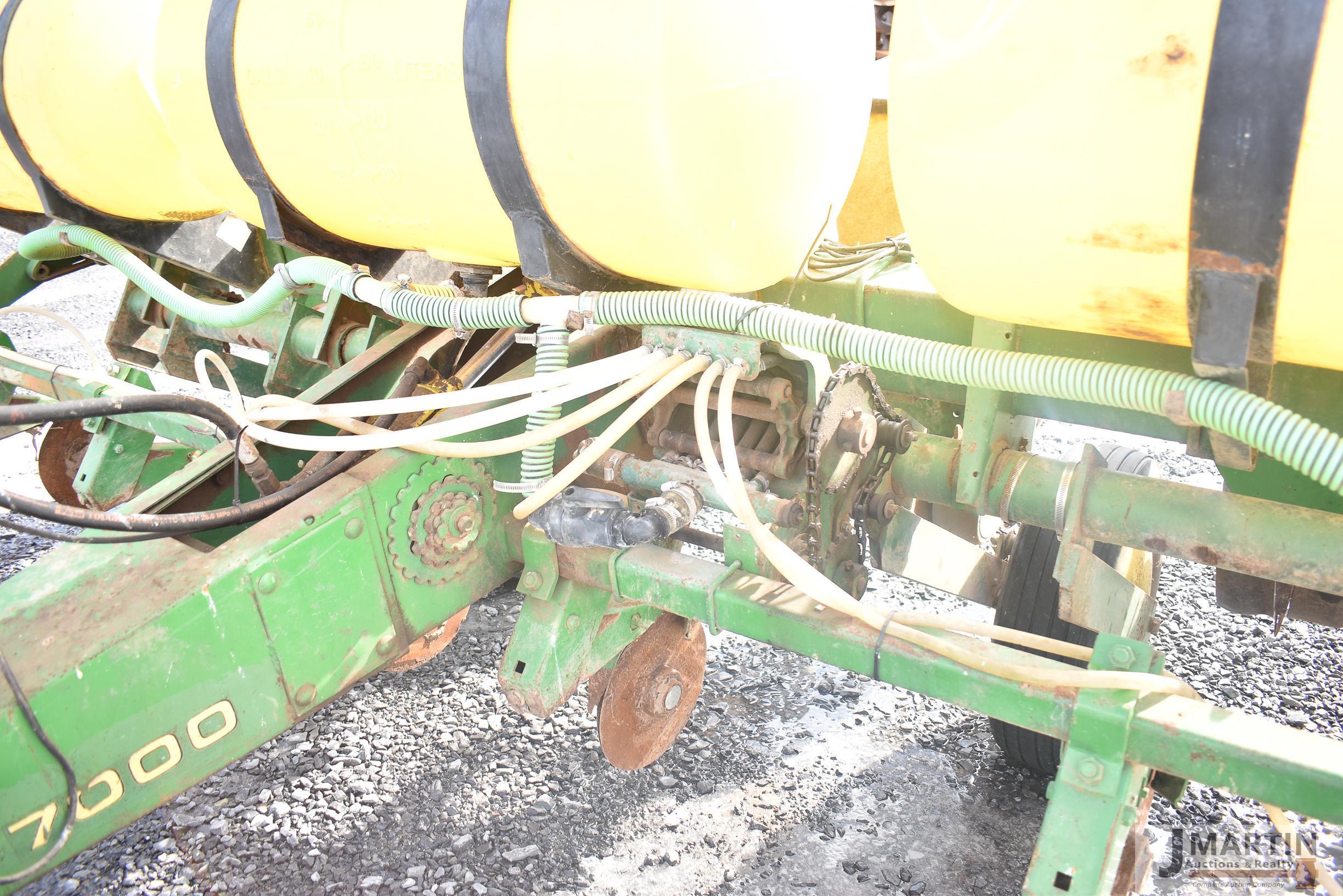 JD 7000 6 row planter