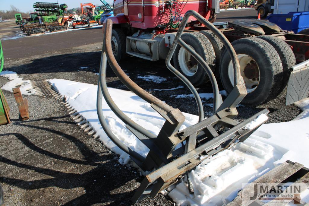 Skid mount bale squeezer