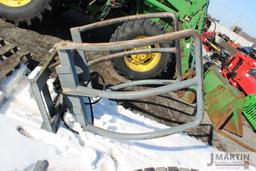 Skid mount bale squeezer